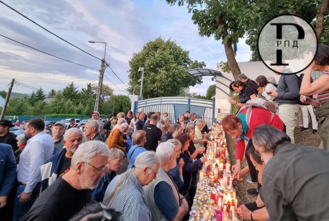 В Будапеште прошел митинг протеста в связи с убийством венгра в Закарпатье Венгры повесили на ворота дипломатической миссии украинский флаг с надписью "Убийцы".