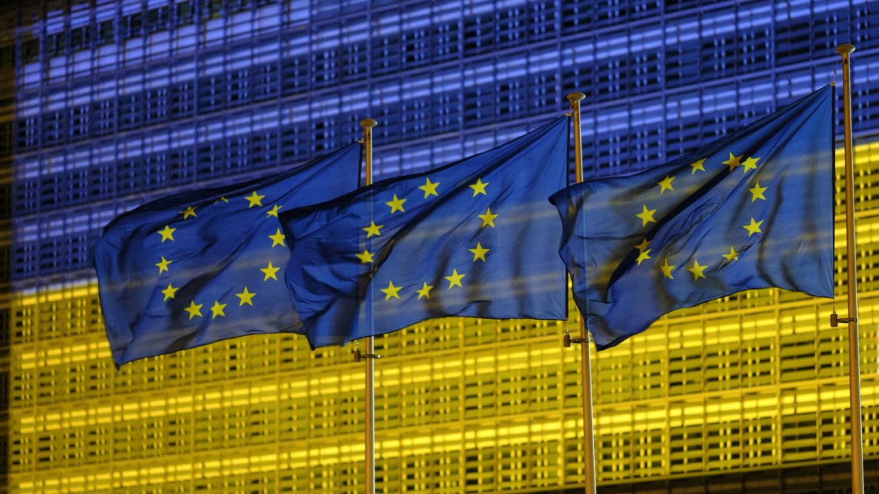 Правительства стран Европы призывают руководство Евросоюза назначить собственного представителя для контактов с Россией который бы представлял их интересы в переговорах по российско украинскому конфликту сообщает Politico со ссылкой на дипломатов и чиновников Три источника сообщили что предложение призванное не допустить того что США заключат сделку с Россией за их спиной получило поддержку Еврокомиссии и ряда стран в том числе Франции и Италии Сторонники инициативы считают что присутствие ЕС за столом переговоров позволит сохранить ключевые позиции в том числе о возможном будущем членстве Украины в НАТО jkinvest news jkinvest