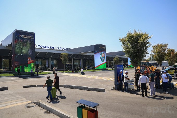 Fitch Ratings присвоил Uzbekistan Airports первый долгосрочный кредитный рейтинг BB со стабильным прогнозом Такой же рейтинг от агентства в июне получил Узбекистан Компанией полностью владеет государство в лице Минэкономфина и Национального инвестфонда Бюджетная поддержка развития аэропортов за три года составила 513 млрд сумов Основным фактором риска для компании Fitch считает подверженность доходов от двусторонних коммерческих контрактов краткосрочным колебаниям Также отмечалось что регулирование тарифов на услуги государством может вызвать их падение ниже оптимального уровня   www spot uz ru 2025 08 29 uzairports fitch Telegram Instagram YouTube