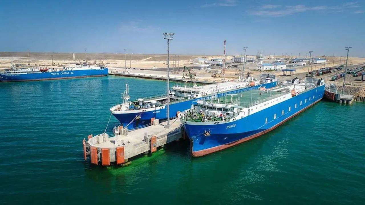 Порт Курык за месяц обработал свыше 250 тысяч тонн грузов В мае 2025 года объём перевалки грузов через порт Курык в Казахстане составил 267 тысяч тонн, что является рекордом с начала эксплуатации объекта. Это на 6,4% больше предыдущего рекорда, установленного в июне 2023 года 251 тысяча тонн . Основной объём экспортной продукции пришёлся на зерновые культуры ячмень , нефтепродукты мазут и химическую продукцию. Ранее LogiStan писал о том, что в 2024 года объём перевалки грузов через порт составил 1,95 млн тонн. В 2025 году через порт планируют перевалить 2,45 млн тонн грузов. Logistan.info Логистика Экономика