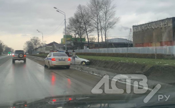 Вопиющий случай в Южно-Сахалинске: неизвестные угнали Toyota Mark II вместе с четырёхлетним ребёнком. Мальчик сидел в салоне и дожидался родителей, когда туда ворвались преступники. Угонщики высадили малыша и скрылись, бросив его одного на дороге.  Подробности рассказывает "Точка отсчёта"