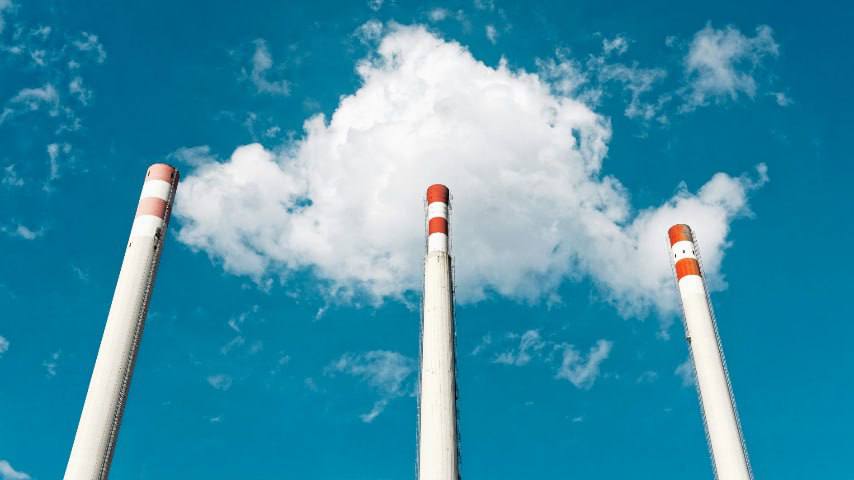 ЛУКОЙЛ исключит третий энергоблок Краснодарской ТЭЦ из программы модернизации Ранее купленное оборудование будет использоваться для строительства пятого энергоблока станции ЛУКОЙЛ Кубаньэнерго предложило расширить Краснодарскую ТЭЦ за счет нового энергоблока Стоимость проекта превысит предельный уровень более чем в 3 5 раза а доходность инвестиций будет отрицательной Поэтому компания просит исключить третий энергоблок из программы без выплаты штрафа