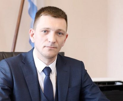 Задержан начальник «Горно-Алтайавтодора» Сергей Труфанов. В задержании участвовали сотрудники ФСБ и СУСК. Он подозревается в вымогательстве и получении взятки в крупном размере от представителей подрядной организации, выполнявшей работы в интересах «Горно-Алтайавтодора», а также в превышении должностных полномочий. По данным силовиков, сейчас проводится комплекс оперативно-розыскных и следственных действий. Труфанов родился в 1988 году во Владивостоке. До переезда на Алтай работал инженером Дирекции по строительству и реконструкции автомобильных дорог Черноморского побережья Федерального дорожного агентства. С 2024 года – начальник «Горно-Алтайавтодора».