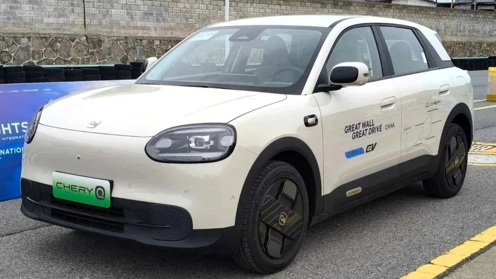 Компания Chery анонсировала премьеру электрокара QQ3 EV в Южной Африке В местной продаже модель будет известна как Chery Q Её основным конкурентом на рынке ЮАР станет электромобиль Geely E2 EX2 Ориентировочная стоимость новинки должна составить не более 339 900 рэндов примерно 1 55 млн рублей Размеры Chery Q 4195 x 1811 x 1573 мм колёсная база 2700 мм Силовая установка включает один электромотор мощностью 79 или 122 лошадиные силы Запас хода варьируется от 310 до 420 километров CLTC Наш сайт Канал Китайские автомобили Канал в Max chery chinamashina news