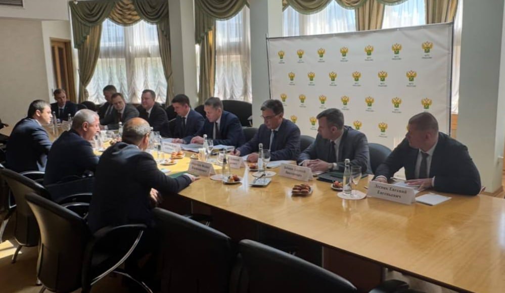 Заседание российско-абхазской рабочей группы по правоохранительному сотрудничеству прошло в Москве.  Представители Федеральной таможенной службы и Государственного таможенного комитета обсудили противодействие контрабанде наркотиков, табака, оборудования для майнинга, уклонению от таможенных платежей при перевозке автомобилей для личного пользования по процедуре временного ввоза, сообщили в ГТК.