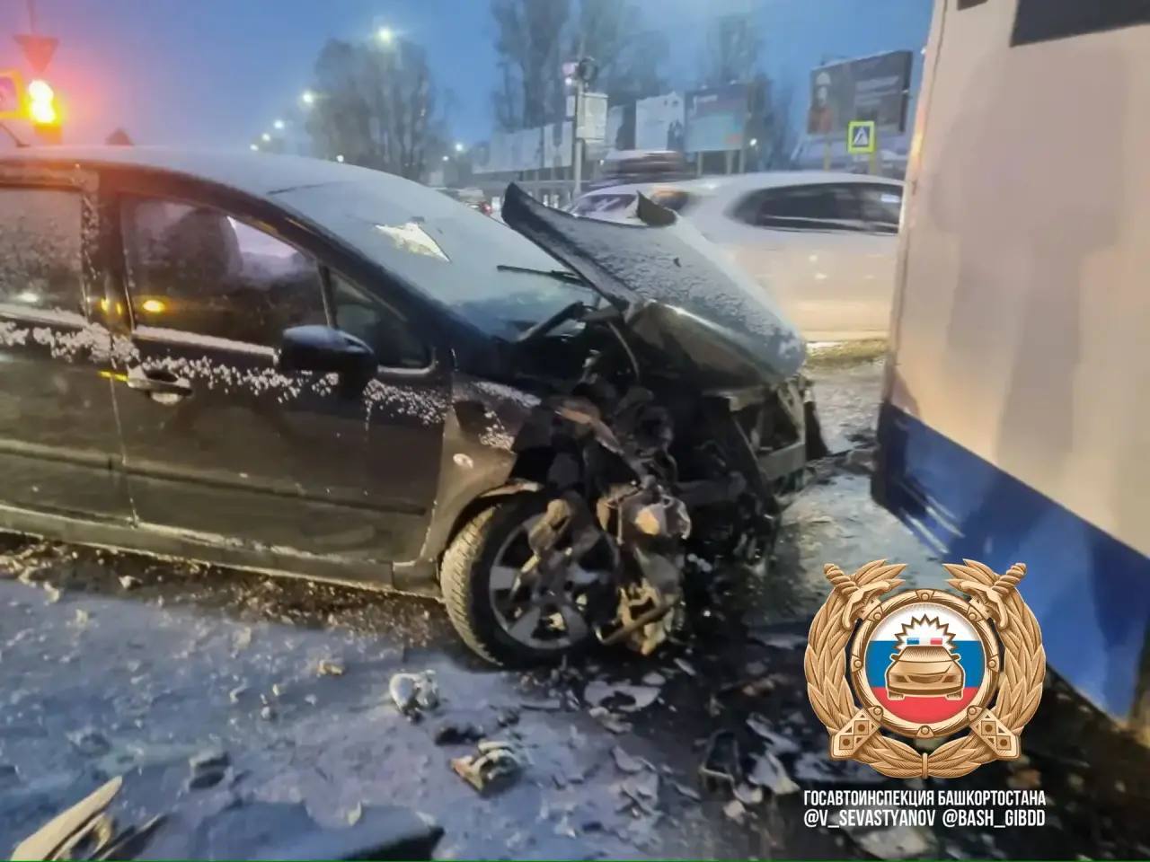 Смертельное ДТП с автобусом произошло в Нефтекамске Столкнулись Пежо и НефАЗ В результате аварии пассажир легковушки 56 летний мужчина погиб Водитель иномарки госпитализирован В автобусе никто не пострадал На месте работают полицейские МЧС и медики Подробности уточняются