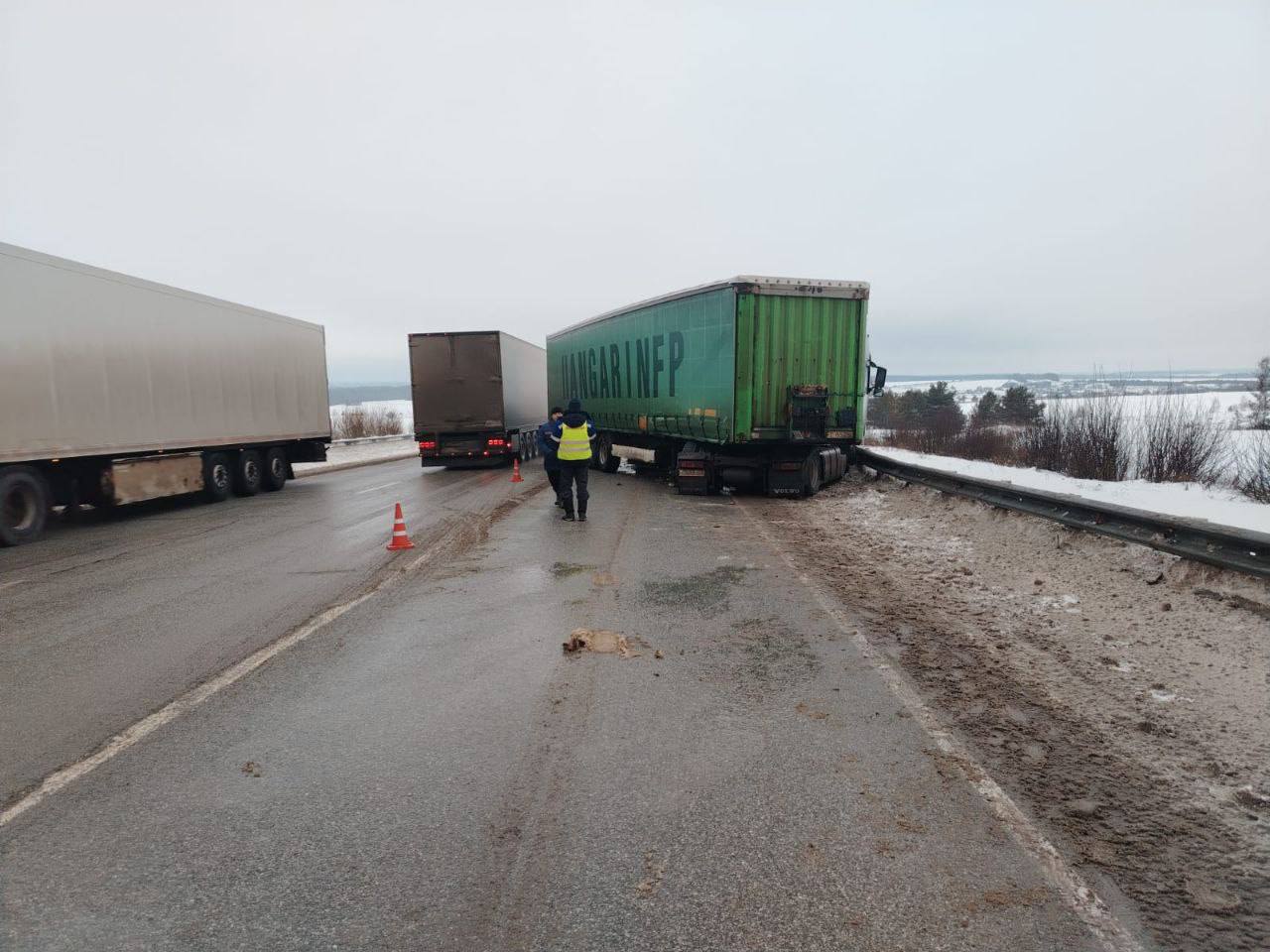 Из-за аварии введено реверсивное движение на 165 км дороги "Пермь-Екатеринбург" Ачитского района в сторону Перми  Грузовик врезался в дорожное ограждение. Автоинспекторы регулируют поток транспорта.    ГИБДД