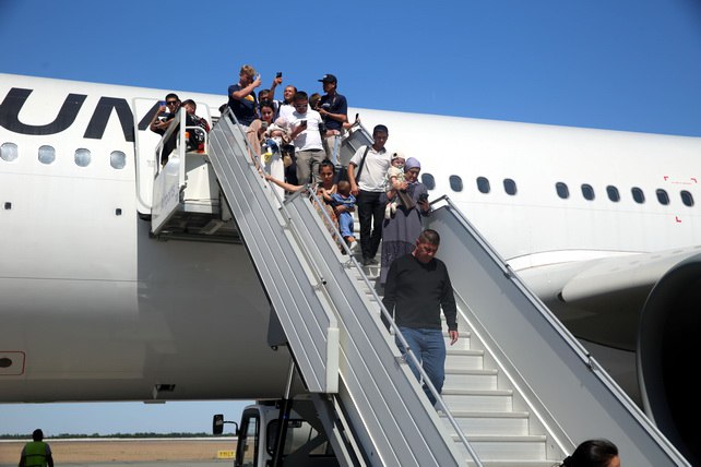 Узбекским туроператорам будут выделять 100 за каждого туриста из Малайзии и Индонезии В рамках программы Умра плюс вводятся стимулирующие меры по развитию паломнического туризма и рассматривается расширение авиамаршрутов В частности до конца текущего года туроператорам будут выделять 100 за каждого туриста из Малайзии и Индонезии в рамках программы Умра плюс Всего в течение ближайших двух лет планируется привлечь до 100 тыс туристов из этих стран Ответственным ведомствам поручено сформировать список гидов переводчиков и руководителей групп специализированных в сфере паломнического туризма и владеющих английским малайским и индонезийским языками для организации поездок по маршрутам программы на высоком уровне Начиная с 15 января поручено реализовать усиленные информационно рекламные кампании По следам Имама Бухари и Проведи Рамадан в Узбекистане в Малайзии и Индонезии а также запустить онлайн продажу туристических пакетов Для реализации программы планируется привлечь 10 самолётов местных и иностранных перевозчиков и запустить рейсы по туристическим маршрутам из Куала Лумпура и Джакарты в Джидду через Самарканд и Бухару Комитету по туризму поручено выделить по 1 млрд сумов посольствам Узбекистана в Малайзии и Индонезии Также планируется улучшить туристическую инфраструктуру паломнических объектов в городе Ташкенте Самаркандской и Бухарской областях повысить качество услуг паломнического туризма путём изучения малайзийского опыта в сфере Muslim Friendly Telegram Facebook Instagram LinkedIn