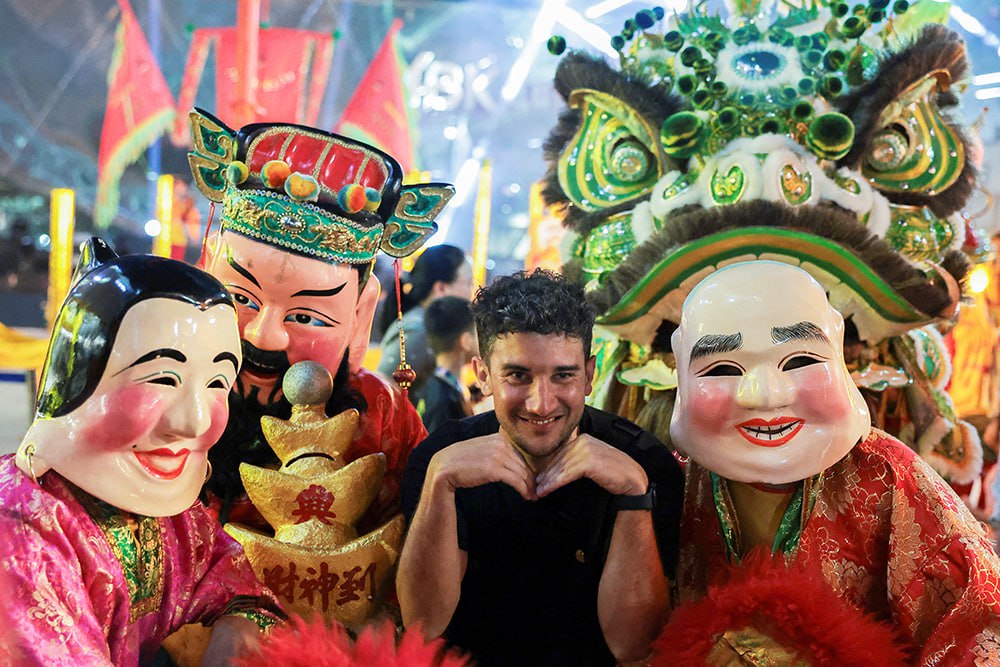 Дурят нашего брата Придумали новую схему обмана В Таиланде к российским туристам пристают злоумышленники которые за 200 долларов предлагают купить стопроцентное травяное средство от облысения Когда жертва оказывается на крючке ей начинают угрожать полицией требуя оплатить открытые в качестве образца бутылочки Мошенники всегда работают группой в которую часто входят граждане Индии Пакистана и Афганистана Иностранца могут отвести в магазин Продолжение темы здесь Подписаться на РГ в Telegram Читать нас в MAX