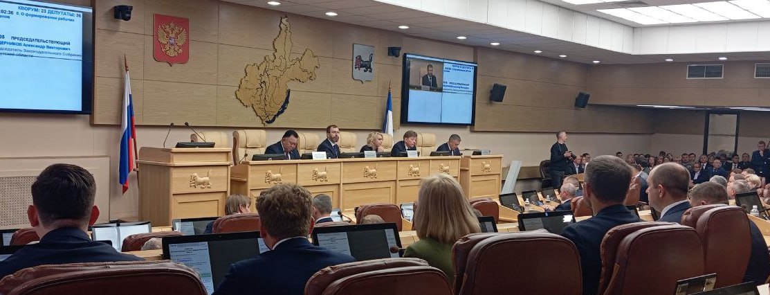 Сегодня в Иркутске начнет работу последняя в этом году сессия Законодательного собрания Приангарья Главным вопросом в повестке станет рассмотрение во втором и окончательном чтении законопроекта О территориальных и организационных основах местного самоуправления в Иркутской области Он предусматривает установление в регионе только двух видов муниципальных образований городской округ и муниципальный округ Также закон предусматривает создание 20 муниципальных округов в дополнении к уже имеющимся 12 ти Таким образом после принятия закона в Иркутской области будет 10 городских и 32 муниципальных округа Кроме этого на сессии парламентарии рассмотрят и вероятно внесут изменения в закон О порядке и нормативах заготовки гражданами древесины для собственных нужд в закон Об отдельных вопросах охраны окружающей среды и так далее Также в рамках сессии запланирован правительственный час на котором парламентарии рассмотрят механизмы регулирования влияющие на развитие туризма В частности речь пойдет о туристическом налоге Подпишитесь на Иркутск политический