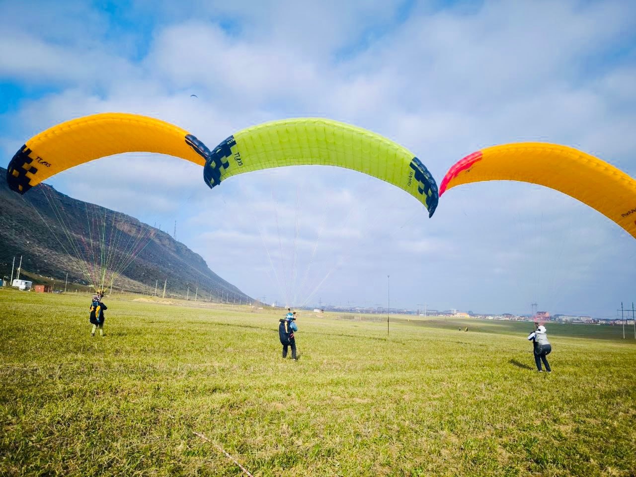 Лучшие парапланеристы страны соревновались в Дагестане Республика Дагестан стала местом проведения чемпионата России по парапланеризму Национальные соревнования в дагестанском небе прошли с участием 36 пилотов в том числе приехавших из соседней Белорусии Лучшие результаты среди мужчин показали калининградцы Сергей и Артём Сухорученко Бронзовую медаль выиграл представитель Ленинградской области Иван Звездин У женщин золото выиграла Татьяна Добрынина из Калининградской области серебро Ангелина Дерягина из Удмуртии бронзу Мария Волкова еще одна представительница Калинградской области чья сборная была признана лучшей командой чемпионата