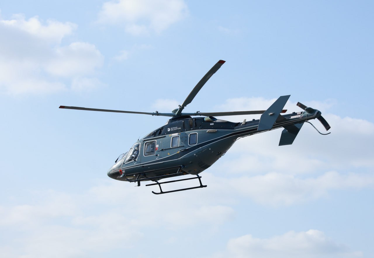 На счету импортозамещенного Ансата уже десять полетов Импортозамещенный вертолет Ансат М нашего холдинга Вертолеты России оснащенный российскими двигателями ВК 650В производства Объединенной двигателестроительной корпорации впервые поднялся в воздух совсем недавно 2 сентября Все это время испытания машины не прекращаются На 1 декабря в рамках сертификации выполнено десять испытательных полетов импортозамещенного образца вертолета Ансат М завершены стендовые сертификационные испытания по девяти программам сообщил Алексей Гарипов заместитель генерального директора главный конструктор опытно конструкторского бюро Казанского вертолетного завода Помимо двигателей у вертолета обновлены фюзеляж и бортовые системы включая авионику Это более современное и совершенное воздушное судно В ноябре Ансат в импортозамещенном облике принял участие в Dubai Airshow 2025 на выставке состоялась мировая премьера этой машины Ход сертификации трех новых типов вертолетов в том числе Ансат М обсуждался на заседании штаба по сертификации авиатехники в рамках спецпроекта Гражданская авиация которое провел руководитель Росавиации Дмитрий Ядров rostecru