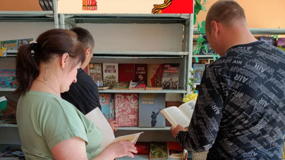 Книжная выставка «Мы помним своих героев» открылась в Горностаевке и селе Ольгино Библиотеки Горностаевского дворца культуры и отдыха и дома культуры села Ольгино организовали книжную выставку «Мы помним своих героев», приуроченную к 80-летию Победы в Великой Отечественной войне и Году защитника Отечества, сообщили организаторы мероприятия. Экспозиция включает художественные и документальные издания, рассказывающие о солдатах, прошедших через фронтовые испытания, и о людях, внесших вклад в освобождение мира от фашизма. Выставка будет работать в праздничные майские дни. Фото: пресс-служба Горностаевского дворца культуры и отдыха , VK и ОК и читайте новости на нашем сайте