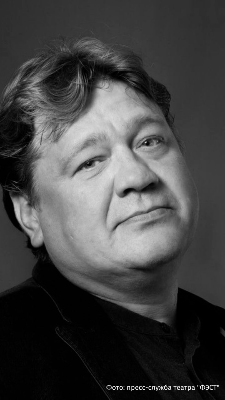 Умер актер из сериалов Метод Фрейда и Кремлевские курсанты Алексей Аптовцев Об этом сообщили в пресс службе театра ФЭСТ Все мы последнее время готовились к его юбилею 2 сентября надеялись обнять именинника и поздравить с 50 летием Алексей вместе с нами считал дни до открытия театра переживал за его судьбу и очень ждал встречи Мы были вместе с Лёшей 22 года отметили там Алексей Аптовцев пришёл в театр ФЭСТ в 2003 году спустя несколько лет после окончания театрального училища им Б Щукина Первой работой на сцене стала роль Бенволио в спектакле Игоря Шаповалова Чума на оба ваши дома по пьесе Г Горина Он также сыграл в спектаклях Самоубийца Н Эрдмана Горе от ума А Грибоедова Дюймовочка Г Х Андерсена Мещанин во дворянстве Ж Б Мольера Подписаться на РЕН ТВ МАХ Отправить новость