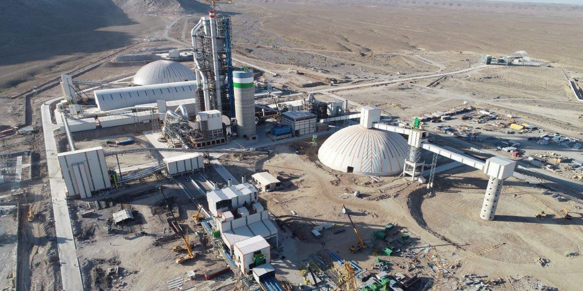 Один из крупнейших цементных заводов Узбекистана выставили на приватизацию Агентство госактивов Узбекистана выставило на торги 100 госдоли в уставном капитале Шерободского цементного завода и 99 55 госдоли в угледобывающей компании Шаргункумир Оба предприятия идут единым лотом поскольку одним из условий приватизации цементного завода является перевод производства с природного газа на уголь Также будущий владелец должен будет привлечь не менее 20 млн для увеличения добывающих мощностей Шаргункумира до 1 млн тонн в год начиная со второго полугодия 2026 года Участие в торгах могут принять узбекистанские и зарубежные инвесторы которых не внесли в санкционные списки США и Евросоюза ℹ Шерободский цементный завод расположен в Шерабадском районе Сурхандарьинской области Мощность предприятия до 1 5 млн тонн цемента в год Общая площадь 584 7 гектара Площадь зданий и сооружений 57 5 тысячи квадратных метров АО Шаргункумир расположено Сариасийском районе Сурхандарьинской области Объемы угледобычи до 900 тысяч тонн в год Общая площадь 58 гектаров Площадь угольного месторождения 39 7 гектара Площадь зданий и сооружений 16 3 тысячи квадратных метров Имеется обогатительная фабрика и собственная железнодорожная инфраструктура 12 5 километра Читайте также Экспорт цемента из Узбекистана в 16 5 раза превышает импорт Logistan info Логистика Экономика