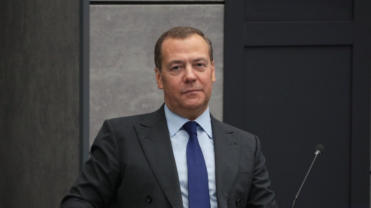 Дмитрий Медведев поздравил главу Дагестана юбилеем Председатель Всероссийской политической партии ЕДИНАЯ РОССИЯ Заместитель Председателя Совета Безопасности РФ пожелал Сергею Меликову крепкого здоровья и успехов в профессиональной деятельности Примите мом искренние поздравления с юбилеем и благодарность за плодотворную работу Ваши деловые качества и работоспособность высоко оценены коллегами а Ваша деятельность востребована как на посту Главы Республики Дагестан так и в составе Генерального совета Партии говорится в поздравительно телеграмме