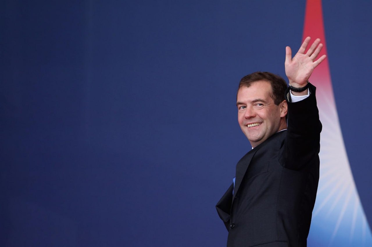 Медведев рекомендовал непатриотически настроенным писателям «покупать билеты», чтобы покинуть страну