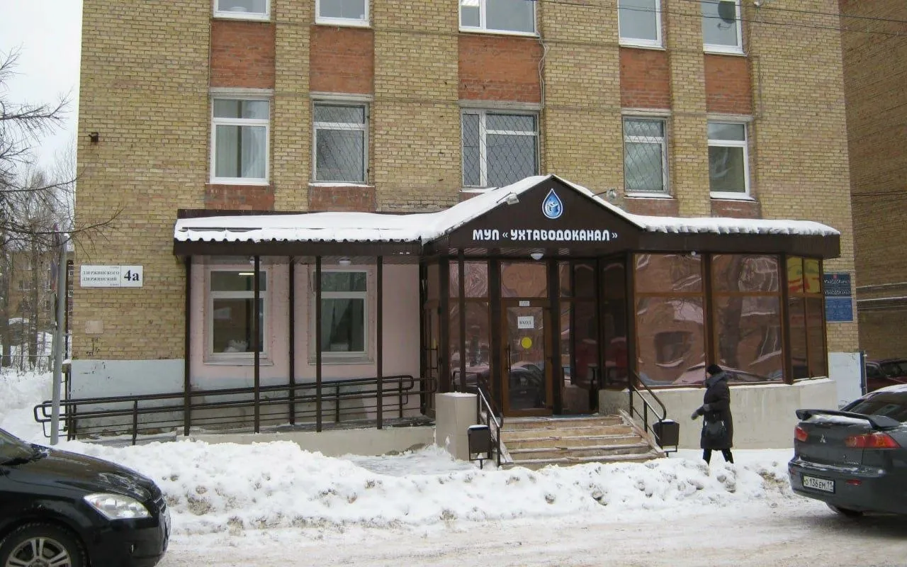 Ухтаводоканал просит у городского совета не забирать прибыль у предприятия В 2025 году МУП вышел в плюс на 61 млн рублей при республиканской субсидии в 178 млн рублей При этом кредиторская задолженность предприятия на начало прошлого года составила 490 млн рублей и к декабрю уменьшилась до 260 млн рублей По закону Ухтаводоканал должен передавать в местный бюджет половину чистой прибыли но сейчас эти деньги нужны предприятию для стабилизации финансового положения Вопрос рассмотрит совет Ухты на следующем заседании ЖД