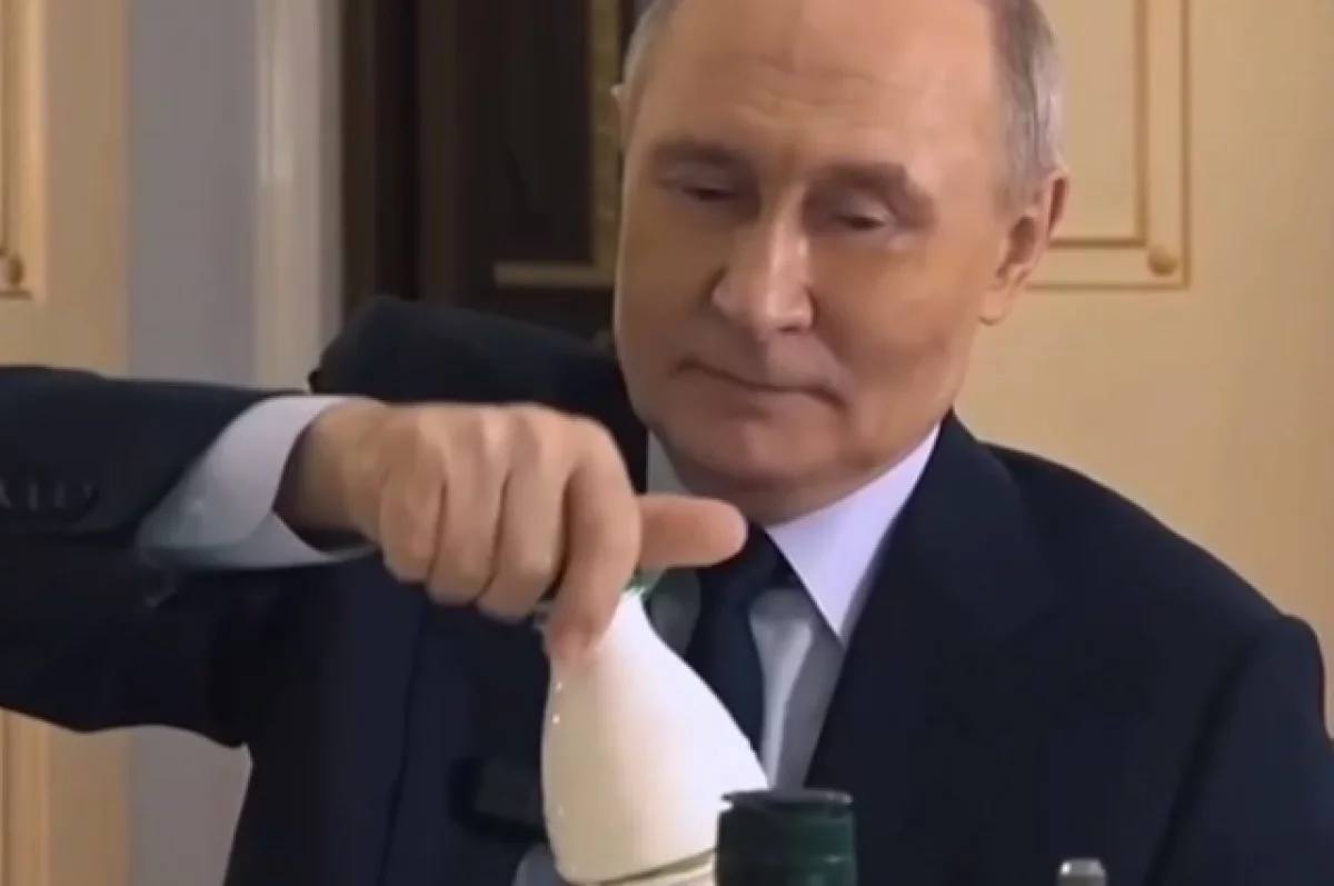 Владимир Путин пьет кефир производства рязанского завода При этом исполнительный директор компании Сергей Каряев сообщил РИА Новости, что у них нет отдельной линии для поставок в Кремль, есть только общая. «У нас просто вкусное молоко», — добавил Каряев. Он подчеркнул, что корма для животных производятся на предприятии, а фермы оснащены роботами. Также директор добавил, что предприятие готово к повышению спроса и увеличению производства продукции. Фото: кадр из видео