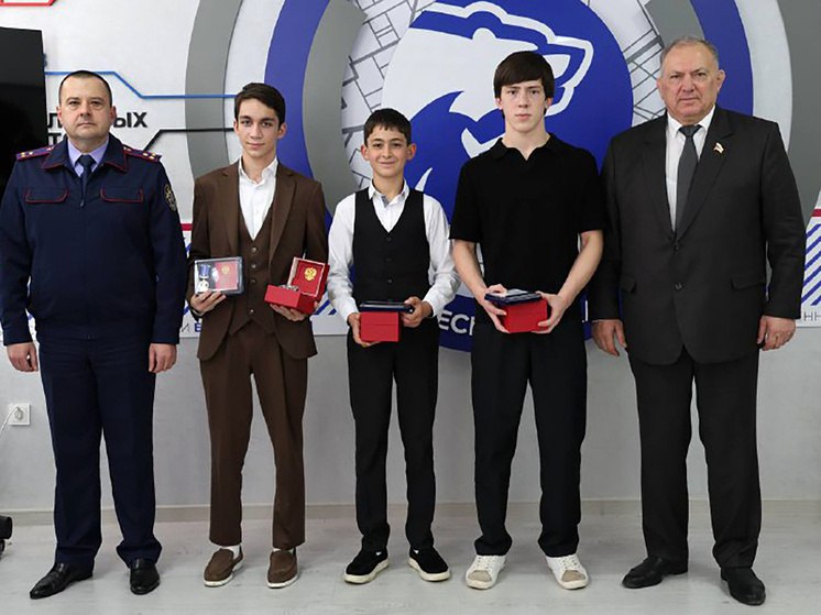 Троих юных жителей республики представили к награде за смелость и решительность Юноши из Карачаево Черкесии получили медали Совета Федерации Федерального Собрания Российской Федерации За проявленное мужество Ребята отличились мужественным поведением в опасных ситуациях Азамат и Абдул Урусовы из станицы Зеленчукская бросились спасать двух ребятишек оказавшихся подо льдом замерзающего водоёма Другой герой Салим Мазукабзов из села Адыге Хабль вытащил из воды тонувшую девочку Фото региональное отделение партии Единая Россия Подпишись это Кавказ Сегодня