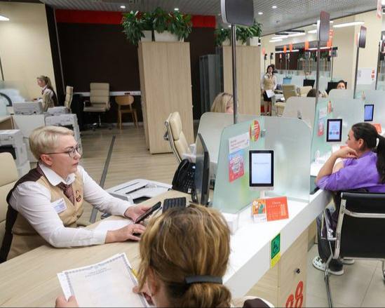 Отчества в повседневной речи уходят лингвисты фиксируют смену нормы Главный редактор Грамота ру Ксения Киселёва заявила что использование отчеств в обычном общении в России постепенно сокращается По её словам смена поколений усиливает эту тенденцию молодые чаще обходятся именами а отчества сохраняются лишь в официальных документах Журналисты уже давно отказались от формата имя отчество и в банках или МФЦ обращение по имени стало стандартом В рабочих коллективах эта практика тоже закрепилась и больше не вызывает споров При этом традиция сохраняется в медицине и образовании пациенты и ученики продолжают обращаться к врачам и преподавателям по отчеству Киселёва считает что круг ситуаций где отчества обязательны будет и дальше сокращаться Эксперты видят в этом естественную эволюцию языковой нормы РОЗЫГРЫШ СЕРТИФИКАТОВ Подписывайтесь на NEWSVL