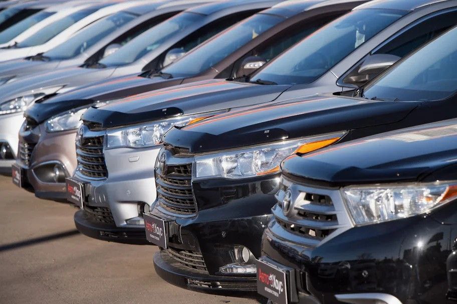 Авто почистили салоны китайские автомобильные бренды резко сократили число шоурумов в России Каждый четвертый салон автомобилей из КНР по экспертным оценкам был закрыт или переформатирован под другой бренд в условиях низких продаж и роста расходов узнал Коммерсант К резкой коррекции рынка в 2025 году привела избыточная активность китайских автомобильных брендов в России в прежние годы считают эксперты В 2026 году темпы закрытий могут замедлиться но с русификацией китайских автомобилей продолжится смена вывесок В 2025 году в России было закрыто 643 шоурума китайских брендов в сегменте легковых и легких коммерческих машин подсчитали для издания в Газпромбанк Автолизинге и АвтоБизнесРевю Это в 1 4 раза больше чем годом ранее Открыто 459 салонов в три раза меньше чем в 2024 году В результате общее число точек продаж брендов из КНР в 2025 году сократилось на 7 до 2 6 тыс а их доля снизилась с 67 до 64 Подписаться на PRO transport