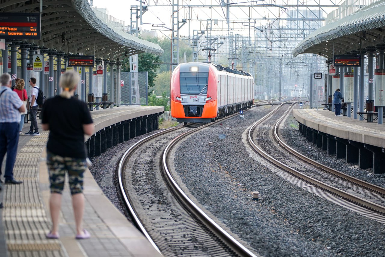 Новые электропоезда на автономной тяге запустят из Петербурга в Ленобласть С 2026 года на маршруте Балтийский вокзал – Кингисепп – Ивангород появятся новые шестивагонные поезда вместо старых трёхвагонных. В них будет 636 мест для сидения, кондиционеры и USB-розетки. Об этом сообщили в пресс-службе правительства Ленобласти. Для пассажиров предусмотрены откидные подножки и специальные места для маломобильных граждан. ИЗВЕСТИЯ/Сергей Лантюхов Подписаться Прислать новость