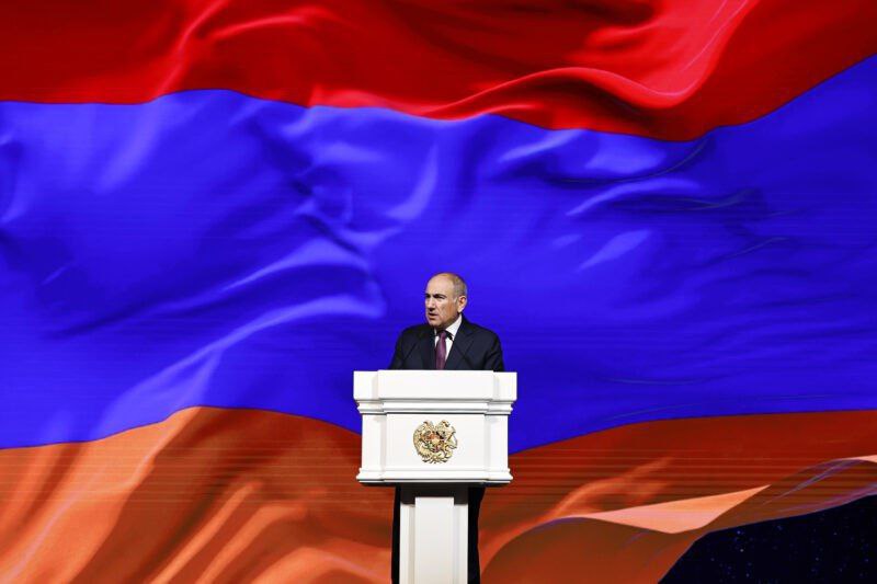 Пашинян Возвращение армян в Карабах может создать угрозу для мирного процесса Премьер министр Армении Никол Пашинян на форуме Построение мира и многостороннего сотрудничества организованном центром Орбели заявил что повестка возвращения армян добровольно покинувших Карабах вредоносна для мира По мнению Пашиняна обсуждение темы возвращения опасно само по себе поскольку означает возвращение к исходным параметрам конфликта Caucasian bureau