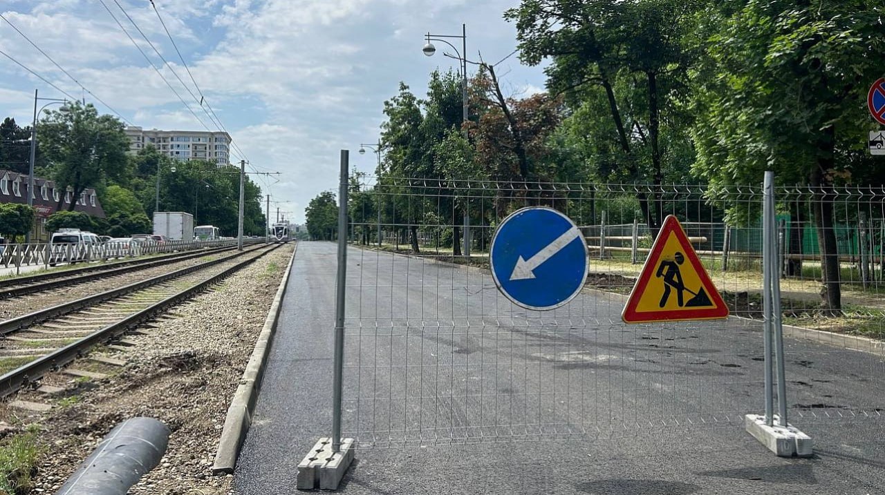 В Краснодаре на три месяца закроют проезд по участку улицы Московской   Движение ограничат от пересечения с улицей Зиповской до дома № 84, сообщили в городской администрации.  Причина - 30 мая стартует последний этап замены старого коллектора. Работы планируют закончить до 31 августа.  Ездить можно будет по другой стороне улицы. Въезды во дворы останутся открытыми.   С 21 июня по 5 июля на участке перестанут ходить трамваи. О  работе рельсового транспорта, сообщат позже.    Телеканал «Краснодар»