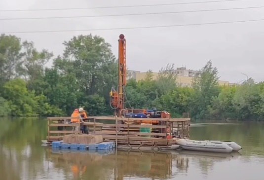 Сормовскую линию метро в Нижнем Новгороде будут прокладывать под руслом реки Левинка Там пройдут перегонные тоннели от станции «Буревестник» до «Сормовской». Прокладывать тоннель будут на глубине 19-20 метров. Строители уже обследовали этот участок и провели инженерно-геологические изыскания. Нижегородская Стрелка Z Подпишись