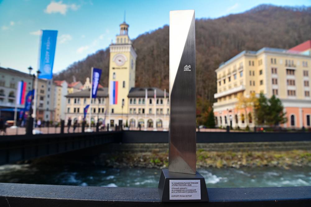 Горнолыжные курорты Краснодарского края стали победителями IV Национальной премии Горы России Церемонию награждения провели в Москве Победителей в 24 номинациях определили по результатам онлайн голосования в котором приняли участие более 380 тыс человек Среди финалистов кубанские курорты Роза Хутор Красная Поляна Газпром Поляна Регион активно готовится к зимнему курортному сезону В этом году гостей будут принимать около 2 тысяч объектов размещения емкостью 200 тысяч мест Традиционно в зимний период больше половины наших гостей выбирают Сочи В олимпийской столице туристов ждут более 630 коллективных средств размещения Половина из них это горно климатические курорты Роза Хутор Красная Поляна и Газпром Поляна Горнолыжный сезон в Сочи начнется во второй половине декабря однако все будет зависеть от погодных условий и снежного покрова прокомментировали заместитель министра курортов туризма и олимпийского наследия Краснодарского края Инна Петухова Читайте нас в MAX