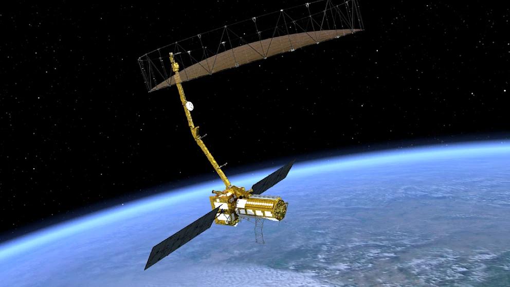 Китай рассматривает уничтожение спутников Starlink Илона Маска Пекин обеспокоен растущим влиянием спутников Starlink компании SpaceX и, по данным агентства AP, не исключает возможность их целенаправленного выведения из строя. Китайские военные и правительственные эксперты изучают сценарии, при которых спутники Илона Маска могут быть использованы в военных целях, и, как следствие, разрабатывают способы их нейтрализации. Согласно материалам китайских исследователей, обсуждаются различные методы: от отслеживания и перехвата сигналов до повреждения батарей с помощью химических веществ. Кроме того, говорится о возможном применении «ударных спутников» с ионными двигателями, мощными лазерами и телескопами, способными уничтожать спутники Илона Маска в космосе. Сегодня около двух третей всех активных спутников на орбите принадлежат Starlink — это порядка 8000 устройств, и их число продолжает расти. SpaceX заявляет, что предоставляет свои услуги в 140 странах мира. Китай, Иран и Северная Корея в их число не входят. Конкуренты отстают: у проекта Kuiper от Amazon — только 78 спутников из запланированных 3230, у британской компании OneWeb — около 650. Китай же запустил менее 100 спутников из 15 тысяч по программе Guowang и проекту Qianfan.