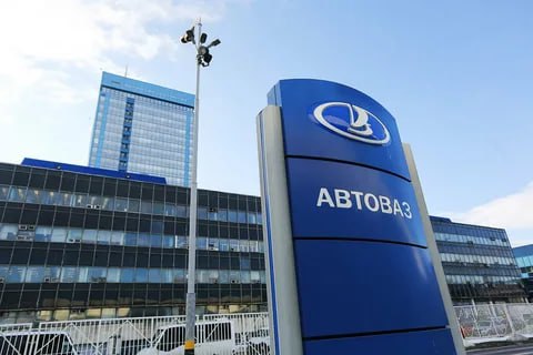 АвтоВАЗ в 2026 году получит из федерального бюджета 1 3 миллиарда рублей на сохранение рабочих мест При помощи этих средств будут поддерживать занятость того персонала который на ВАЗе является временно избыточным В настоящее время на мощностях АВТОВАЗа в Тольятти работают около 37 тысяч человек jkinvest news jkinvest
