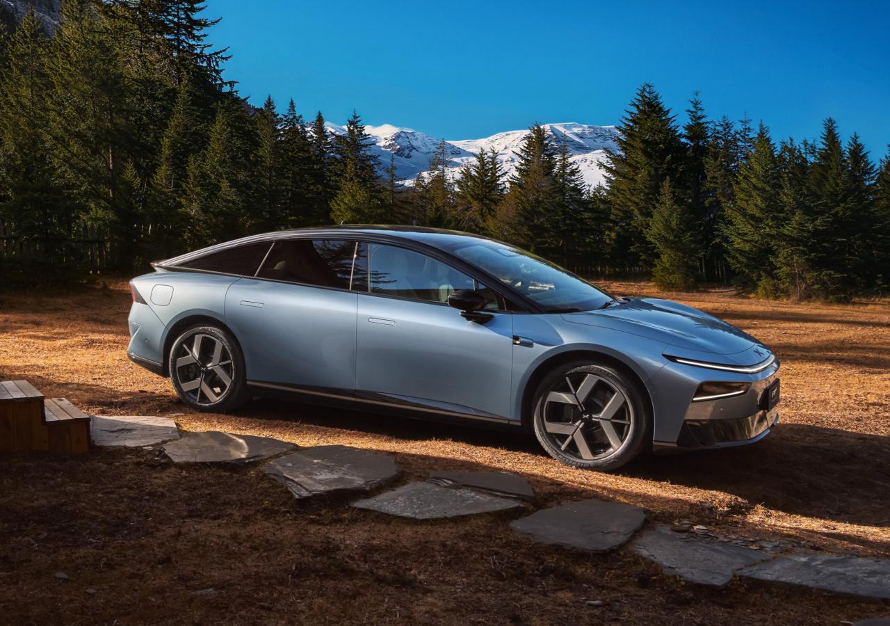 Новый гибрид Xpeng удивил запасом хода на батарее Обновлённый Xpeng P7 2026 года получил гибридную версию в дополнение к ранее вышедшей чисто электрической При этом разработчики называют новичка седаном с самым большим в мире электрическим запасом хода 430 км Удивительный параметр для заряжаемой гибридной модели Чаще он составляет от 50 до 250 км Переработанный получивший 104 изменения Xpeng P7 насчитывает в длину 5071 мм Кузов всё же лифтбек хотя китайцы и применяют к нему слово седан Силовая установка гибрида последовательного типа состоит из турбомотора 1 5 на 149 сил и электромотора с отдачей в 244 лошадки Комбинированный запас хода на батарее и баке 1550 км по циклу CLTC Этот параметр вполне прозаический для современных гибридов Но зато паспортные 430 км без запуска ДВС серьёзная заявка на успех Тем более что новинка появится в 36 странах и будет соперничать с множеством гибридных моделей других марок Для справки P7 в полностью электрическом варианте выпускается с несколькими батареями на выбор и запас хода старшей из них 725 км