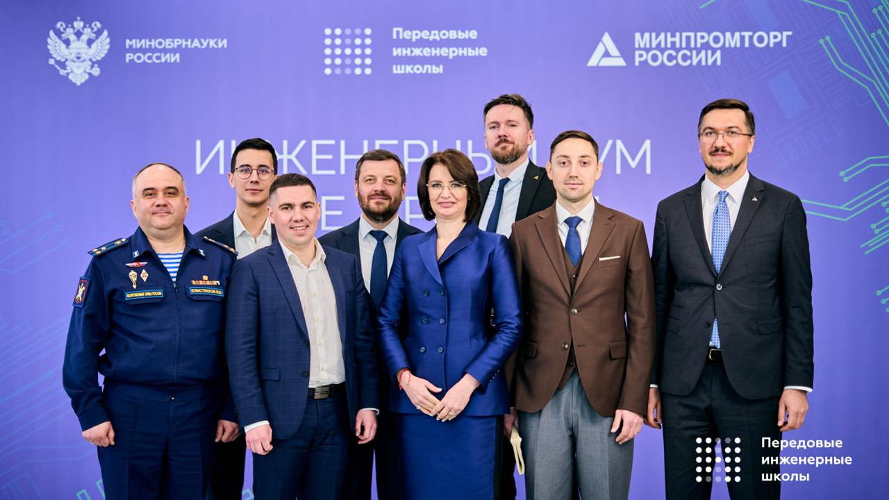 ПИШ ЮФУ — с результатами и перспективами Передовая инженерная школа ЮФУ представила трёхлетние итоги работы. ПИШ «Инженерия киберплатформ» входит в топ-6 по числу обучающихся 1113 студентов и выстроена как холдинг — с участием индустриальных партнёров на всех этапах. Ключевые итоги: — 76 магистров в первом выпуске, из них 68% трудоустроены в «Ростех»; — 5 дивизионов по системам управления, навигации и связи, ЭКБ и гидроакустике — 20 собственных образовательных стандартов; — Технологии: инкапсуляции элементов МЭМС, системы группового управления РТК и унифицированные моделирующие комплексы; — «Код Ростеха»: целевые программы с практикой, стипендиями и трудоустройством в контуре корпорации; — Новая инфраструктура: 5 лабораторий, инженерные классы, «умная» фабрика по микроэлектронике и фотонике. ЮФУ продолжает развивать передовую школу как инженерный центр подготовки кадров и создания решений в интересах технологического лидерства страны.