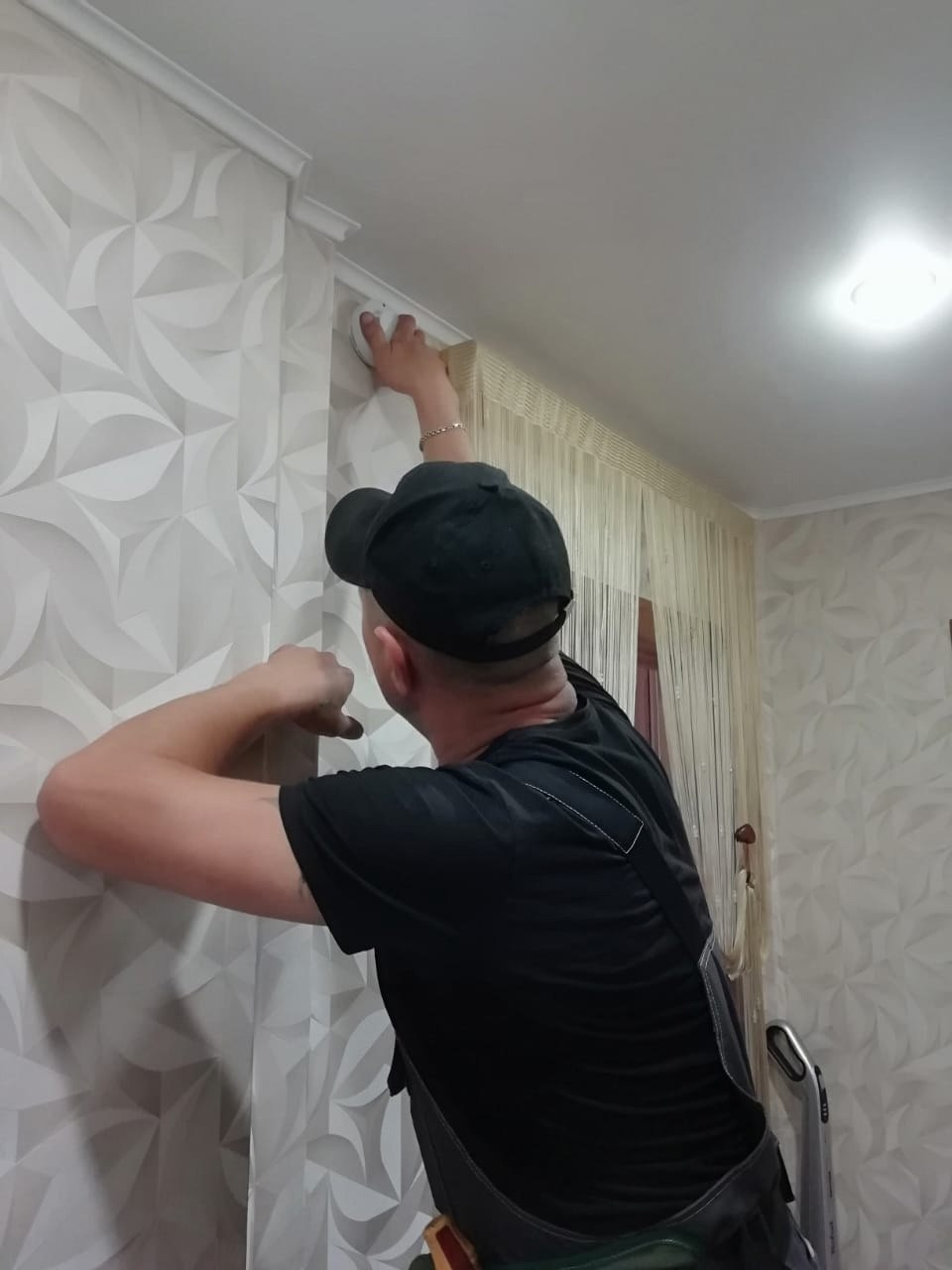 Сотрудники управления гражданской защиты населения провели профилактические рейды, в рамках которых установили магнитогорцам автономные пожарные извещатели Обнаружение пожаров на ранней стадии помогает существенно минимизировать риски как для жизни и здоровья горожан, так и для их имущества. Для этого создаются специальные сигнализирующие устройства оповещения - автономные пожарные извещатели - специальные датчики, которые в случае задымления в помещении предупреждают об опасности громким звуковым сигналом. Устанавливать извещатели необходимо не только в квартиры, но и в частные и дачные дома. При этом установить на потолок своего жилища пожарный извещатель можно самостоятельно, так как эти приборы автономны и не требуют прокладки специальных линий пожарной сигнализации. Необходимо всего лишь раз в год менять батарейки. Именно об этом рассказывали жителям города сотрудники УГЗН при проведении профилактических рейдов с 6 по 19 июня 2025 года. В ходе рейдов жилые помещения, занимаемые отдельными категориями граждан, состоящих на учете в управлении социальной защиты населения, бесплатно оснащались автономными пожарными извещателями. Всего было установлено 118 приборов в 59 семьях. В целях профилактики пожаров и гибели людей УГЗН напоминает: - нельзя использовать неисправные электроприборы, выключатели, розетки и оголенные провода; - включать одновременно несколько мощных потребителей электроэнергии нежелательно, чтобы избежать перегрузки сети; - не следует бросать непотушенные окурки и спички в мусоропроводы и контейнеры; - нельзя допускать игр детей с огнем, не оставляйте их одних дома; - запрещается курить в лифтах и на лестничных клетках. В случае возникновения пожара незамедлительно звоните по телефону «01», с мобильного - «101» или по единому номеру экстренного вызова оперативных служб «112».