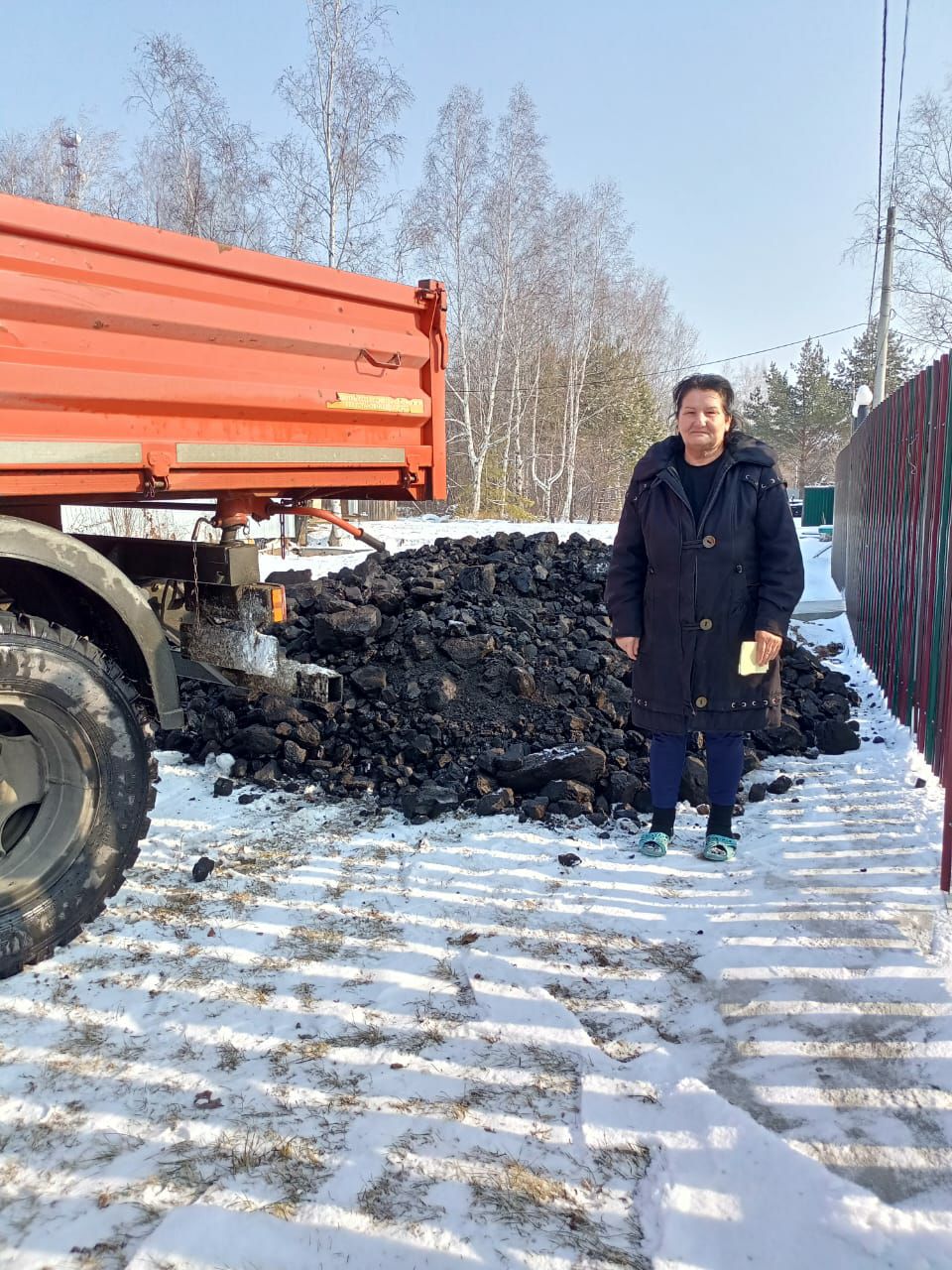 В Смидовичском районе доставили уголь семьям участников специальной военной операции Топливо привезли семье из посёлка Смидович и села Волочаевка Этот процесс лично контролируется губернатором нашей области Марией Костюк t me kostuyk 10040 которая подчеркнула важность подобной инициативы на недавнем аппаратном совещании Такая инициатива направлена на поддержку семей военнослужащих обеспечивающих нашу страну защитой и спокойствием Важно отметить что власти внимательно следят за своевременностью доставки необходимого топлива понимая всю значимость тепла и комфорта для родных и близких наших защитников