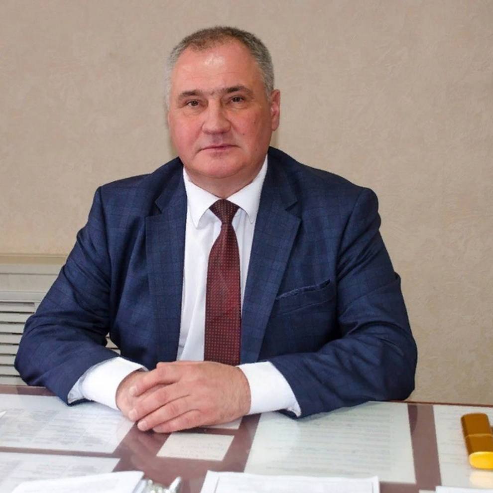 В Кушве пропал глава городской думы В Кушве на протяжении месяца разыскивают 54-летнего Сергея Клиросова, экс-председателя городской думы. Об этом пишет 66.RU со ссылкой на мэра Кушвы Михаила Слепухина. «Депутаты приняли решение сложить его полномочия, провели процедуру и в соответствии с уставом избрали председателем его бывшего заместителя Алексея Мельникова. Что стало причиной исчезновения — мне неизвестно», — цитирует Слепухина 66.RU и отмечает, что руководитель пресс-службы ГУ МВД Валерий Горелых подтвердил пропажу Клиросова. «Сигнал Урал» сообщает, что депутат не вышел на работу 12 мая — тогда в полиции написали заявление о его пропаже. Социальные сети чиновник не ведёт — на странице «ВКонтакте» его не было больше года. Новости Екб тут