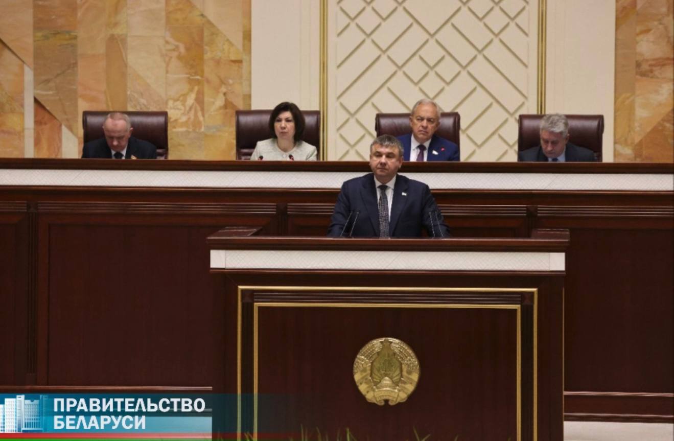 Юрий Шулейко Сегодня по каждому направлению сельскохозяйственного и промышленного производства в сфере АПК отработана стратегия и тактика эффективной деятельности В растениеводстве системно подошли к валовому производству зерна на уровне 11 млн тонн и сохранению таких объемов производства ежегодно Для этого совместно с учеными сформирована и доведена к исполнению облисполкомов оптимальная структура посевных площадей зерновых зернобобовых и крестоцветных культур Под озимые культуры отводится не менее 60 посевных площадей отметил вице премьер В последние годы существенно расширен реестр отечественных семян которые по качественным характеристикам не уступают импорту В результате проводимой совместно с селекционерами работы сельхозпроизводители обеспечены семенами отечественных сортов удельный вес которых в посевах составляет от 45 до 98 В данном направлении будем продолжать работу подчеркнул Юрий Шулейко Чтобы посеять и убрать урожай нужно современное техническое вооружение За 2021 2025 годы из всех источников организациями АПК приобретено 28 тыс единиц различной сельскохозяйственной техники и оборудования на сумму более 5 млрд рублей в том числе за текущий период 2025 года 6 6 тыс единиц на сумму 1 4 млрд рублей Приоритет отдаем энергонасыщенной технике дополнил вице премьер На 2026 год в рамках предполагаемых источников финансирования на общую сумму около 2 млрд рублей отраслью планируется приобрести более 7 тыс единиц в том числе более 900 энергонасыщенных тракторов 540 зерно и 95 кормоуборочных комбайнов 355 погрузчиков