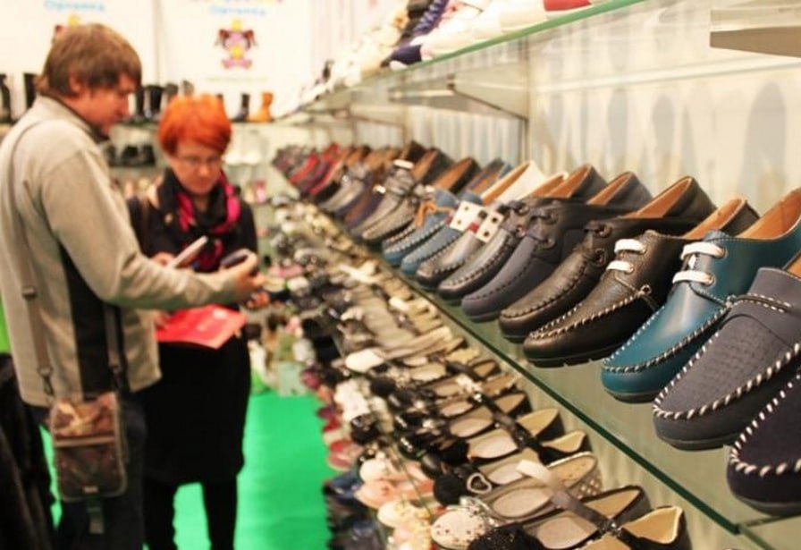 В Дагестане из оборота изъяли контрафактную обувь на 670 тысяч рублей Управление Роспотребнадзора по Республике Дагестан провело внеплановую проверку по материалам поступившим из органов внутренних дел В ходе контрольно надзорных мероприятий был установлен факт реализации одежды без обязательной маркировки средствами идентификации в государственной информационной системе мониторинга за оборотом товаров система Честный ЗНАК в магазине мужской одежды Sajda Из оборота изъята и арестована 61 единица немаркированной одежды Общая оценочная стоимость арестованного товара составила 671 тысяча рублей В связи с выявленными нарушениями Управлением Роспотребнадзора возбуждено дело об административном правонарушении Все собранные материалы дела переданы в суд