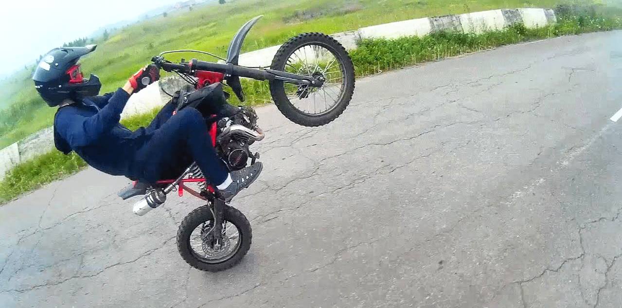 В Петербурге на улице Таврической 6-летний мальчик разбил себе голову об стену дома, катаясь на пит-байке.  Череп раскололся надвое, произошёл ушиб головного мозга, контузия, лобная кость разломана, ссадин и синяков не сосчитать.  Состояние крайней тяжести.  Отец мальчика сообщил журналистам, что его сын «перепутал газ и тормоз». Любопытная формулировка, если знать, что такое возможно только в автомобиле - там эти педали расположены рядом.  В который раз возникает вопрос: зачем вы, черти, покупаете своим детям эти пит-байки?  Вы, черти, прекрасно знаете, что «права» на мото можно получить только в 18 лет, а на технике вроде пит-байков и эндуро разрешено кататься лишь по бездорожью!  Где вы, черти, увидели «бездорожье» на улице Таврической, то есть в историческом центре столицы Российской Империи?  И куда смотрят матери, которые прекрасно знают, как проводят свободное время их дети-«мотоциклисты»?  Сколько детей на пит-байках должно убиться об стену или под колёсами машин, чтобы ГАИшники начали принимать меры?