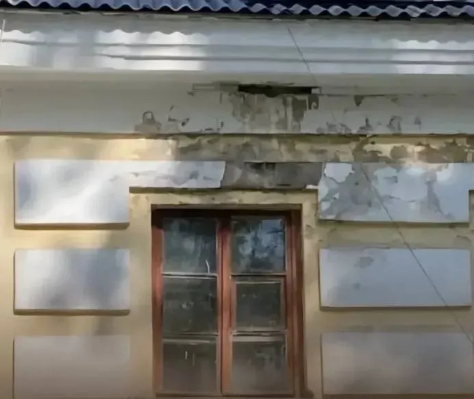 Вечёрка Штукатурка рухнула на коляску с младенцем в Челябинске Инцидент произошел накануне возле дома по улице Тернопольской Женщина с младенцем в коляске проходила мимо когда заметила падающий кусок штукатурки Она попыталась сместить коляску но фрагмент всё же рухнул на грудь ребенку задев руку и плечо От серьезных травм малыша спасла бутылочка которая смягчила удар В травмпункте медики диагностировали ушибы Следственный отдел по Центральному району Челябинска возбудил уголовное дело по части 1 статьи 238 УК РФ об оказании услуг не отвечающих требованиям безопасности жизни или здоровья граждан уточнили в Следственном комитете Читайте Вечерку в Дзен ВКонтакте Одноклассники Max Telegram Прислать нам сообщение фото подробнее на канале Вечёрка
