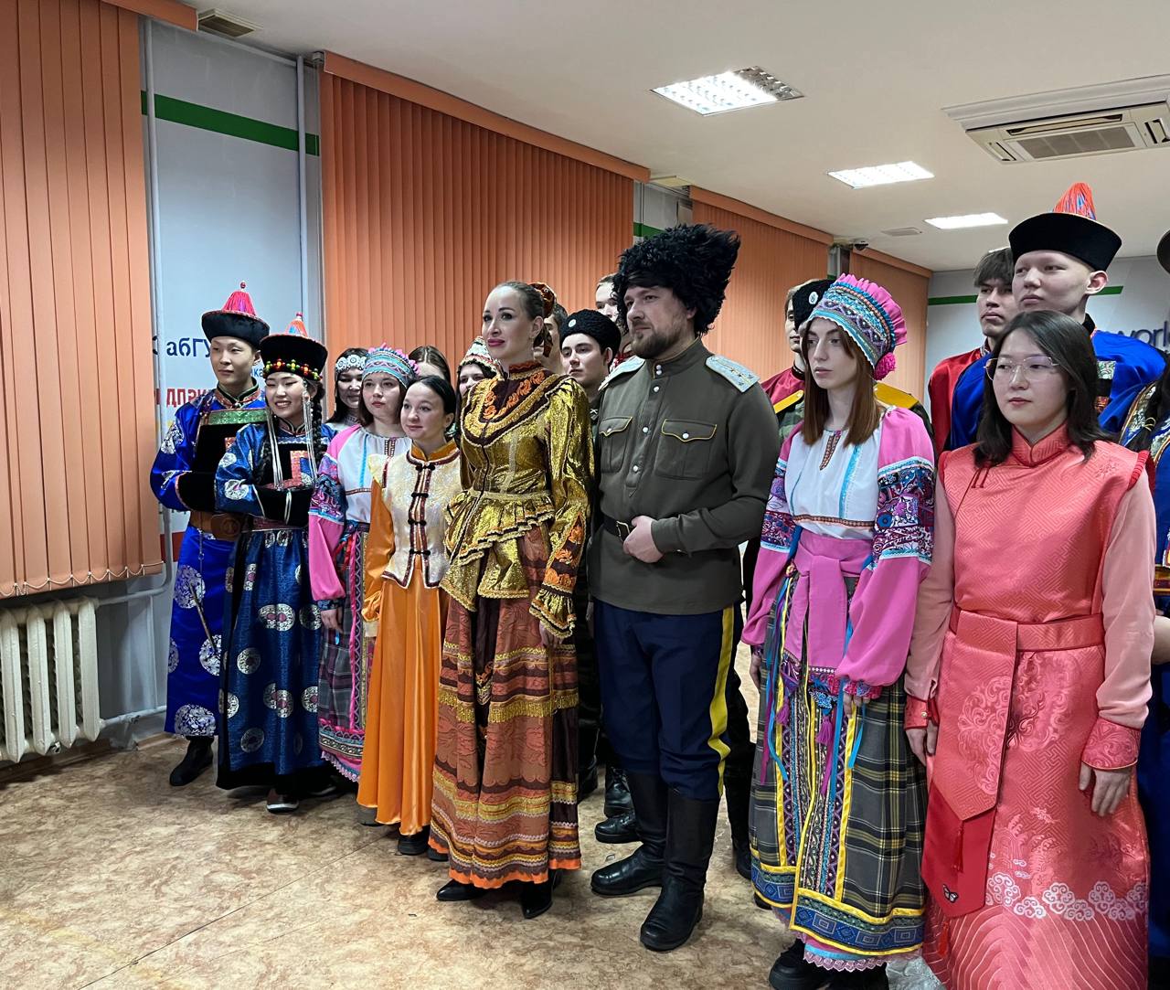 В стенах ЗабГУ идет прямое подключение к федеральному открытию Года единства народов России Поучаствовать в мероприятии пришли представители различных народностей Среди них казаки буряты русские и эвенки Все они в национальных костюмах Участники исполнят ехор и ручеек чтобы показать свое единство и дружбу   zabrtk Мы в MAX