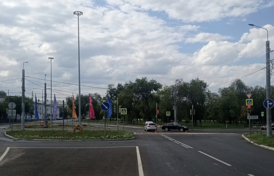 Оренбург Медиа В Оренбурге Тойота проехала на красный и протаранила авто Дорожно транспортное происшествие произошло в областном центре сегодня 24 августа сообщает УМВД по Оренбургской области По предварительным данным водитель автомобиля Тойота ехал по Парковому проспекту в направлении Госпитального переулка В районе дома 12 он проехал на красный свет светофора и протаранил Фольксваген двигавшийся по улице Рыбаковской со стороны Цвиллинга в направлении проезда Коммунаров Подробности orenburg media p 494650