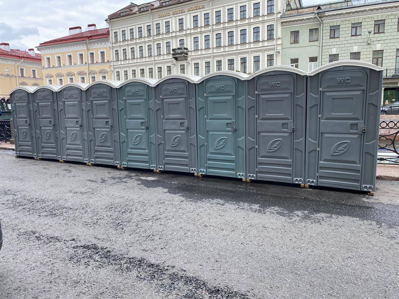 В центре Петербурга поставят 600 бесплатных туалетов к «Алым парусам». Передвижные кабинки появятся на ключевых локациях праздника — гости выпускного смогут не переживать за поиски удобств. Всё бесплатно. Всё ради комфорта и торжества.