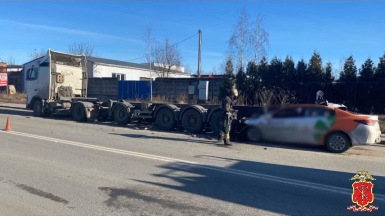 Водитель иномарки погиб, врезавшись в припаркованный на обочине тягач  Несчастье произошло в одиннадцатом часу утра на Карпатской улице. 36-летний мужчина на каршеринге внезапно потерял управление и въехал в пустой тягач с прицепом. Водитель погиб на месте, не дождавшись приезда скорой помощи.  Фото: пресс-служба ГУ МВД по Петербургу и Ленобласти   : СПб — отдай свой буст нам