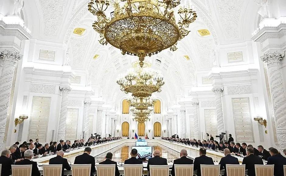 Министр строительства и ЖКХ РФ Ирек Файзуллин принял участие в итоговом заседании Государственного Совета посвященному вопросам подготовки кадров для экономики Заседание прошло под председательством Президента РФ Владимира Путина   В самом начале Президент объявил предстоящий 2026 год Годом единства народов России и поздравил с 25 летием Государственного Совета России Президент подчеркнул что подготовка кадров для экономики касается каждого региона каждой отрасли Кадровые вопросы не только всеобъемлющие они основные на сегодняшний день фундаментальные для развития страны В этом году началась реализация 19 национальных проектов с конкретными ориентирами Из них 8 по обеспечению технологического лидерства России Все национальные проекты увязаны между собой ключевой целью обеспечения устойчивого развития страны и укрепления ее суверенитета Доля занятых среди экономически активного населения достигла 97 8 а безработица снизилась до 2 2 Безработица среди граждан до 34 лет также устойчиво снижается и в 2024 году составила 3 8 Начиная с 2022 года в экономику вовлечено дополнительно порядка 2 6 миллиона человек Спрос по отдельным направлениям экономики многократно превышает предложение особенно в профессиональных группах ключевых для производств Это квалифицированные рабочие и инженерные кадры Высоко востребованы конструкторы технологи проектировщики В последние годы предпринят ряд серьезных шагов для изменения ситуации Эти меры отражены в нацпроекте Кадры Молодежь и дети и других документах Меняется система подготовки инженеров развивается среднее профессиональное образование Президент также отметил что предстоящие 10 15 лет будут временем колоссальной технологической трансформации стремительного развития искусственного интеллекта и подчеркнул что Россия должна быть к этому обязательно готова В текущее время растет заинтересованность работодателей в быстром приобретении их сотрудниками новых знаний и навыков востребованных на высокотехнологичных предприятиях и организациях Решение этой задачи можно и нужно обеспечить развивая дополнительное профессиональное образование Владимир Путин сказал что необходимо уделять внимание развитию вузов которые готовят кадры для ключевых сфер энергетика транспорт сельское хозяйство строительство культура здравоохранение Минстрой России в MAX