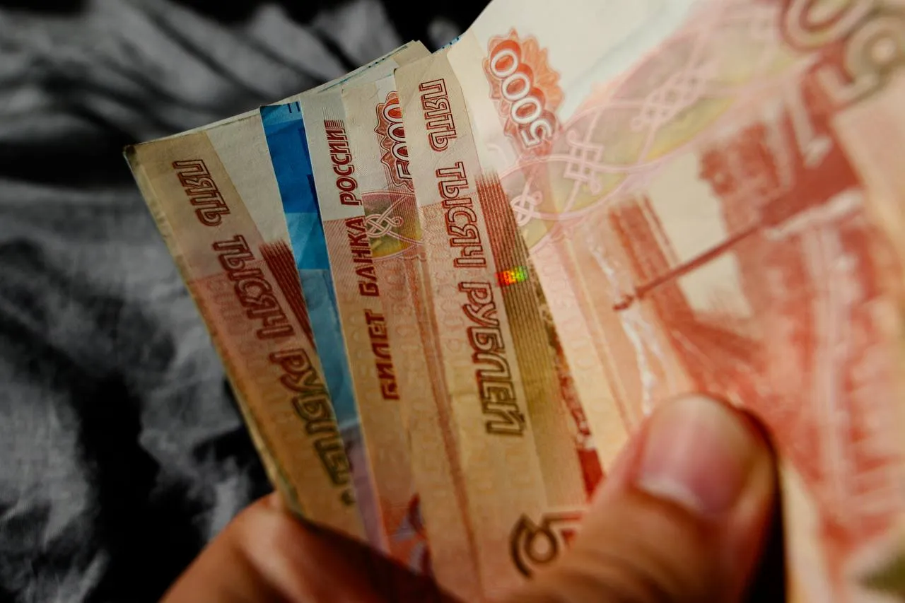 Страховые пенсии в 2027 году могут проиндексировать дважды Страховые пенсии планируется повысить 2 раза в феврале и апреле Глава комитета Госдумы по труду и социальной политике Ярослав Нилов сообщил что окончательное решение будет принято осенью при подготовке бюджета По его словам это стандартная схема индексации 1 февраля пенсии увеличиваются на уровень фактической а не прогнозной инфляции а 1 апреля в зависимости от возможностей бюджета Социального фонда KazanFirst в MAX
