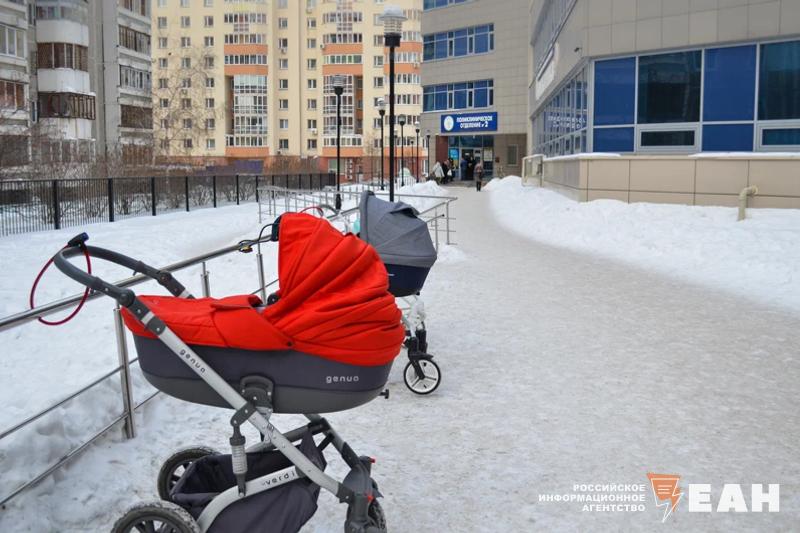 После окончания СВО в России ожидается взрывной рост рождаемости  Такой прогноз дал ведущий эксперт Центра макроэкономического анализа и краткосрочного прогнозирования Дмитрий Белоусов  есть в распоряжении ЕАН .  По его словам, «беби-бум» в России будет сопоставим с демографическим ростом в США образца 1945-1970-хх годов. Но для того, чтобы растянуть этот процесс на 35 лет в России потребуются дополнительные инструменты поддержки семей. В первую очередь, нужно обеспечить этот «беби-бум» квартирами.  «Рождаемость не любит долгового навеса и выплаты процентов – нужны инструменты», — указывает Дмитрий Белоусов.