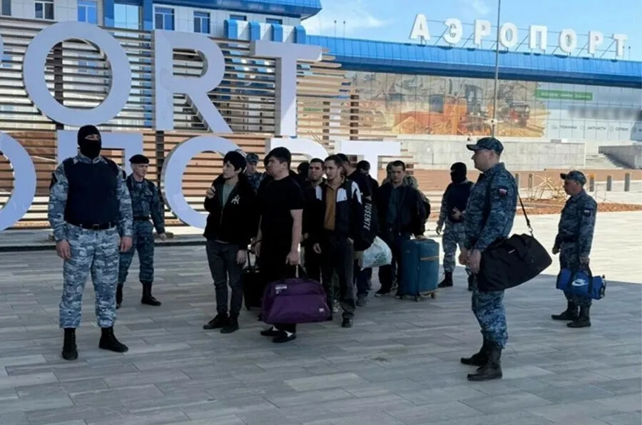 Сотрудники УФССП России по Амурской области принудительно выдворили за пределы страны 12 граждан Узбекистана Азербайджана Таджикистана и Кыргызстана Каждый из них был привлечён к административной ответственности за нарушение миграционного законодательства Иностранные граждане жили и работали в Амурской области без документов подтверждающих право на пребывание и трудоустройство на территории Российской Федерации Некоторые из них работали на стройках в качестве рабочих другие водителям в такси Выдворения иностранцы ожидали в центре временного содержания иностранных граждан и изоляторе временного содержания подозреваемых и обвиняемых МУ МВД России Благовещенское После оформления документов сотрудники силового блока УФССП России по Амурской области препроводили их до пунктов пропуска через государственную границу Российской Федерации Всего с начала 2026 года судебные приставы региона принудительно выдворили 132 иностранных гражданина нелегально находившихся на территории России В ближайшие пять лет нарушителям миграционного законодательства въезд в Россию будет закрыт сообщили в пресс службе УФССП России по Амурской области